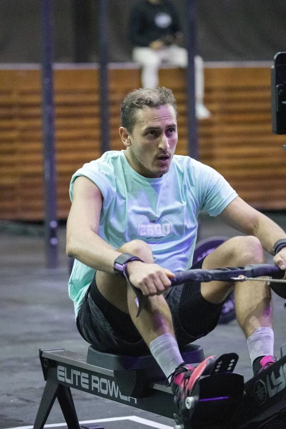 Atleta compitiendo en máquina de remo durante el 2600 Fit Fest